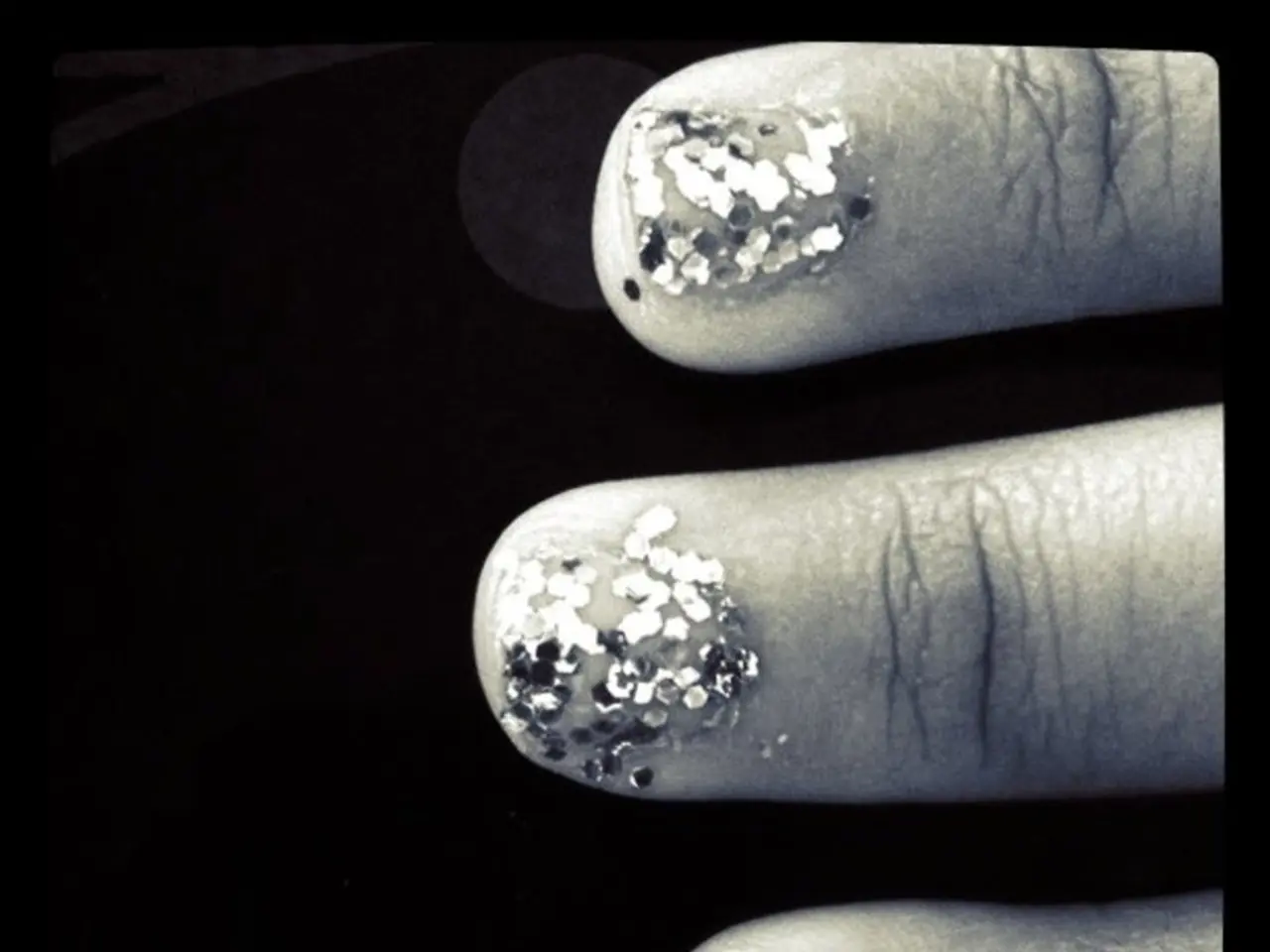 Brilliant Summer 2025 Nail Trends: Vibrant Neons, Sparkling Glitter, Bright Tips, and a Rainbow of...