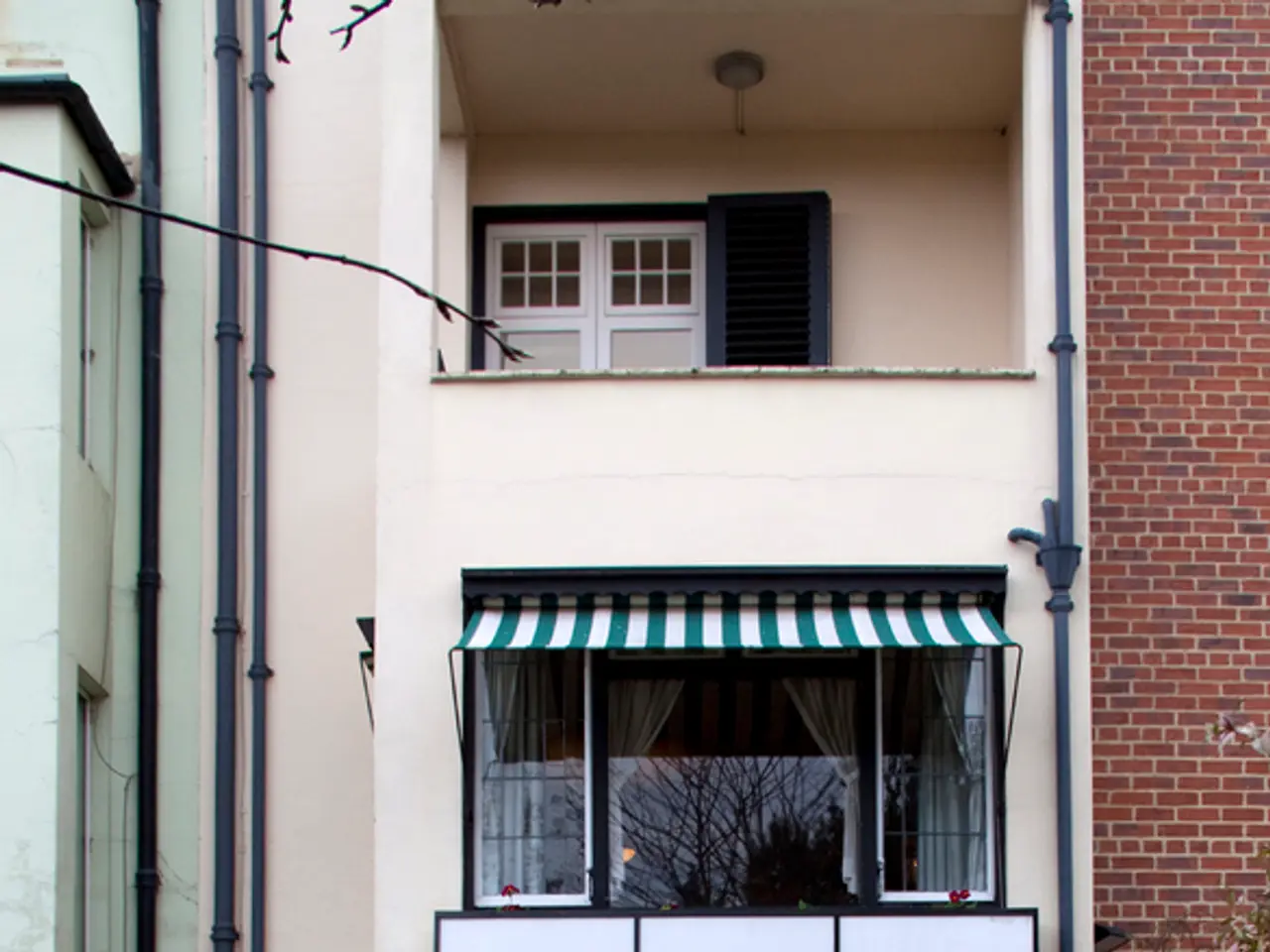 Four-bedroom dwelling is crafted by joining two halves in the picturesque North Downs region of...