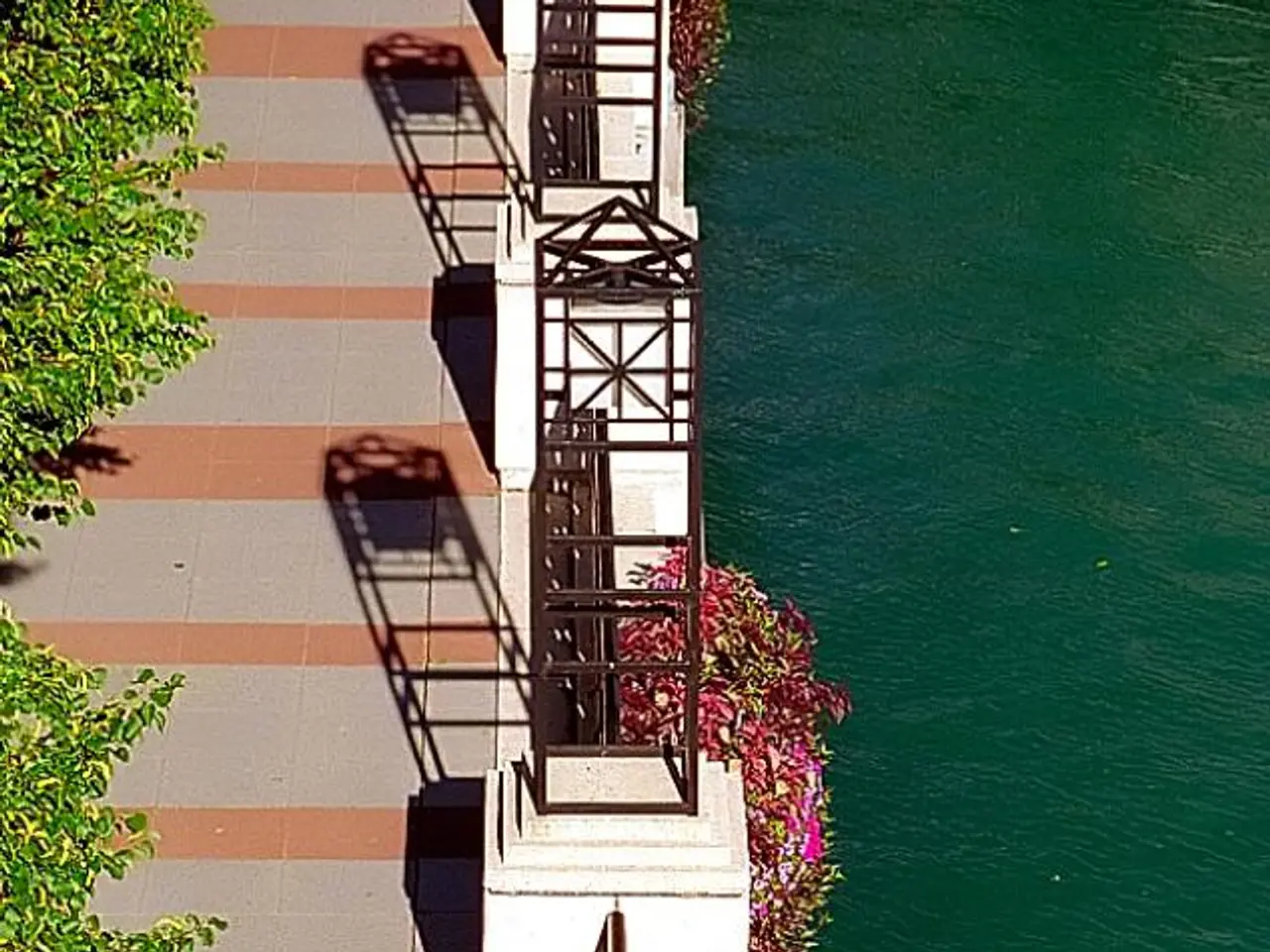 Competition heating up in the balcony solar power storage market: Anker Solix Solar Bank versus...