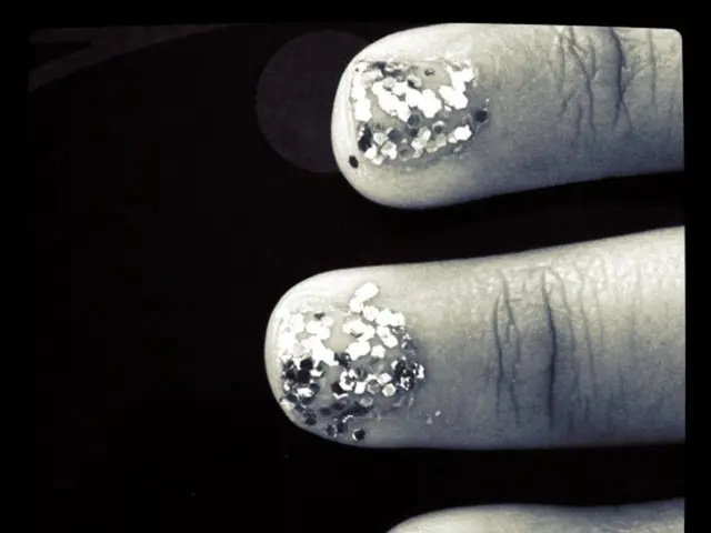 Brilliant Summer 2025 Nail Trends: Vibrant Neons, Sparkling Glitter, Bright Tips, and a Rainbow of...