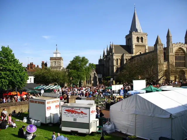 Weekend festivities in Fürth featuring a historical Hoffest and Hofflohmarket