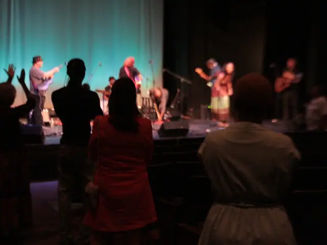 Commission contributes to the drafting of the 2000 fiscal year budget.