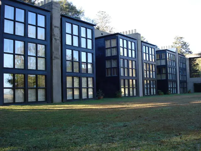 In the dense foliage of Wadebridge, an exclusive residence with 80 rooms is concealed.