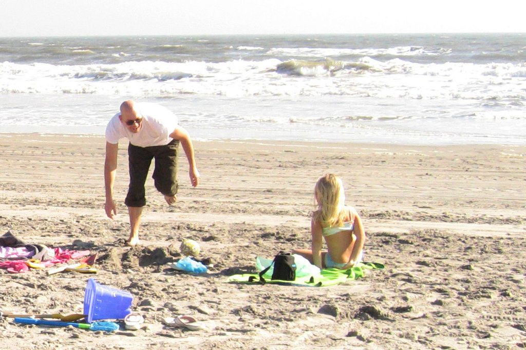 EU statistics indicate that men tend to relocate later than women when moving across the continent.